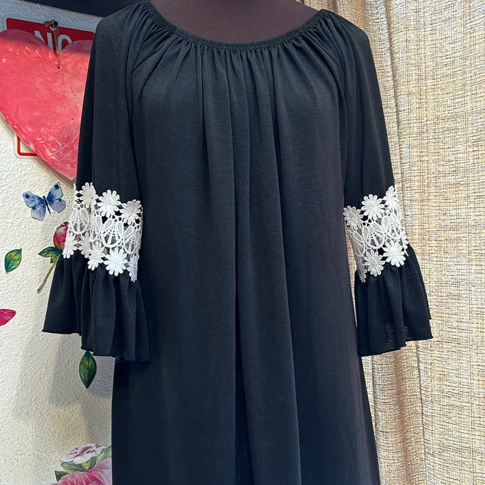 Win Win, black and white floral lace 3/4 ruffle sleeve tunic blouse. Size L-XL.
